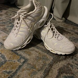 NIKE AIR MAX PLUS TUNED TN "PEARL WHITE SIZE 9.